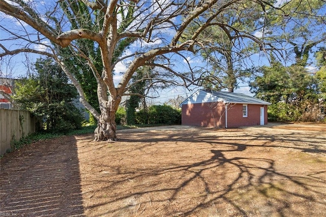 view of yard featuring an outbuilding