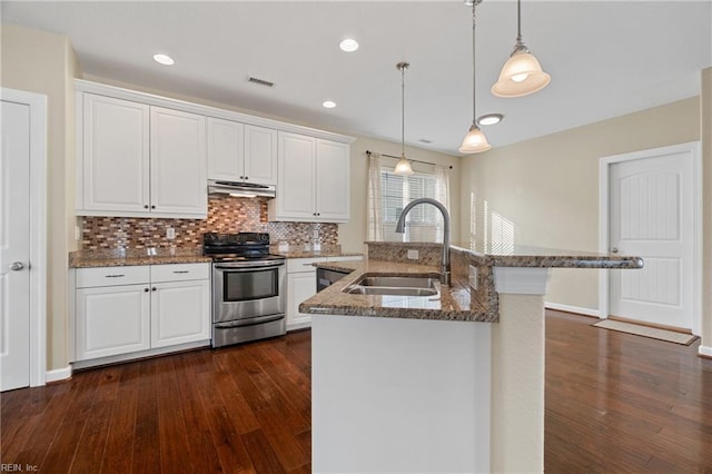 kitchen with sink, decorative light fixtures, a center island with sink, electric stove, and white cabinets