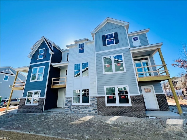 view of front of house featuring a balcony