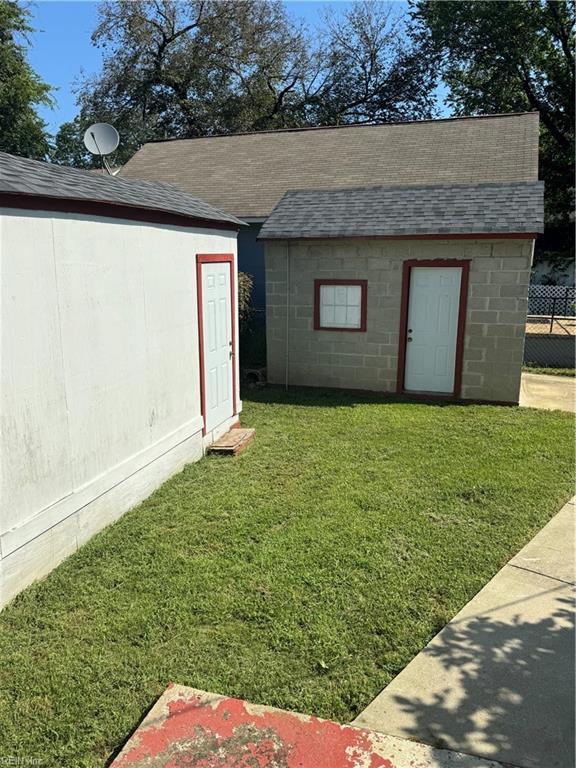 view of yard with a shed