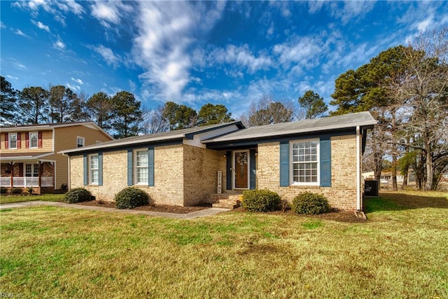 view of front of home featuring a front lawn