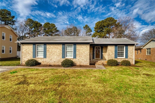 single story home featuring a front lawn