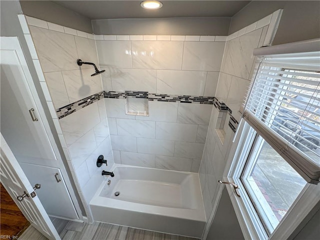 bathroom with tiled shower / bath