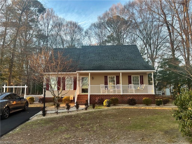 view of front of house featuring a front lawn and covered porch