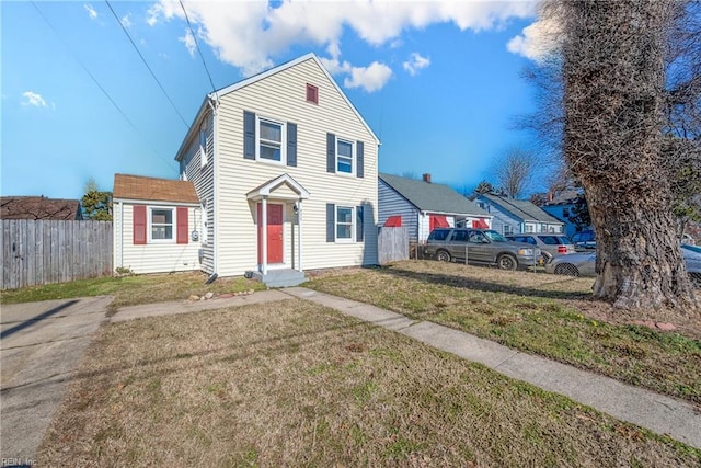 view of front of property featuring a front yard