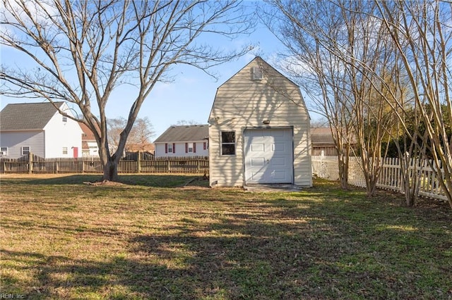 view of yard with an outdoor structure