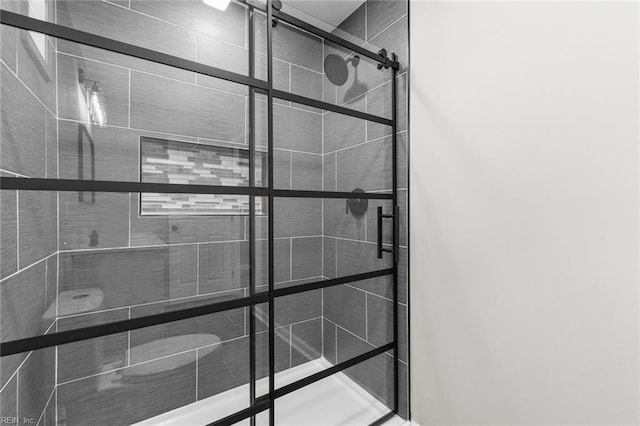 bathroom featuring a tile shower