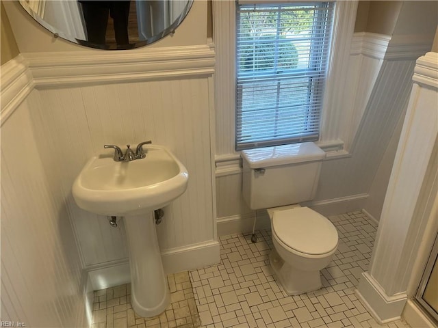 bathroom featuring toilet