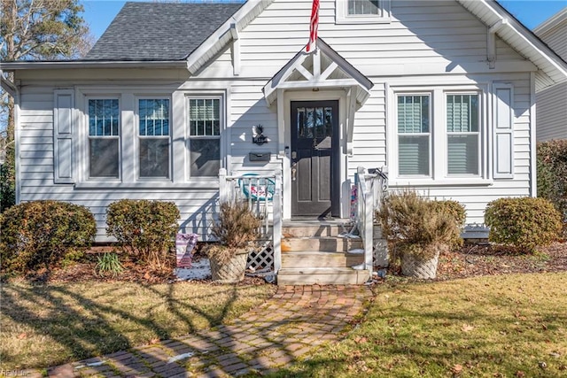 view of front of house with a front lawn