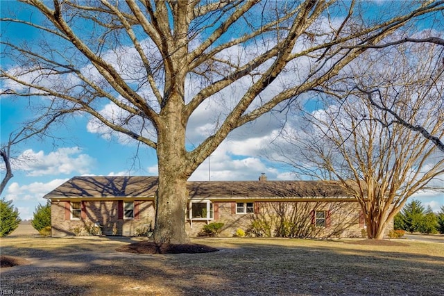 single story home featuring a front yard