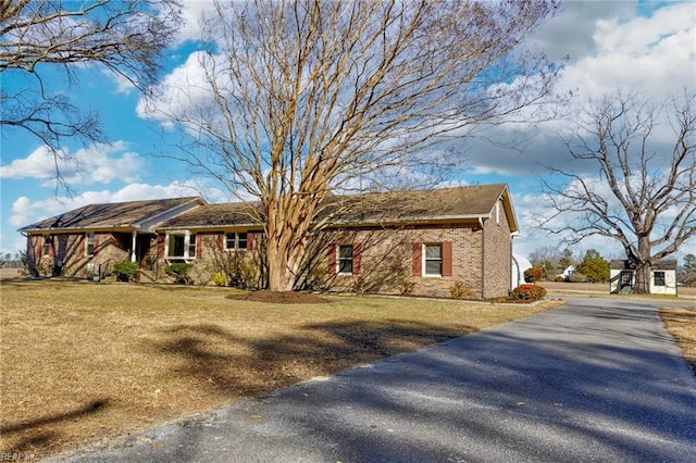 ranch-style house featuring a front yard