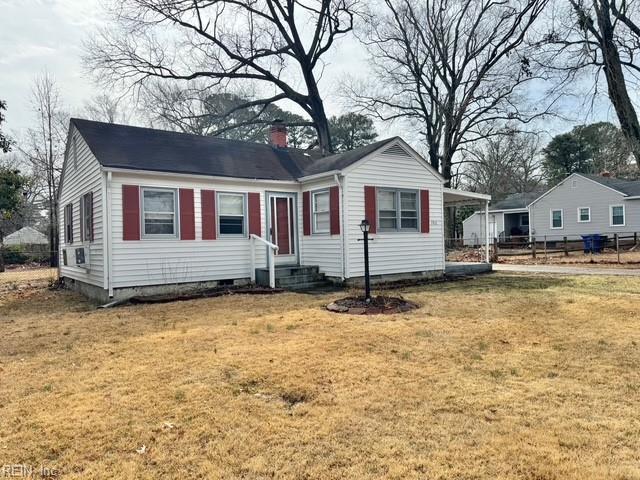 view of front facade with a front yard