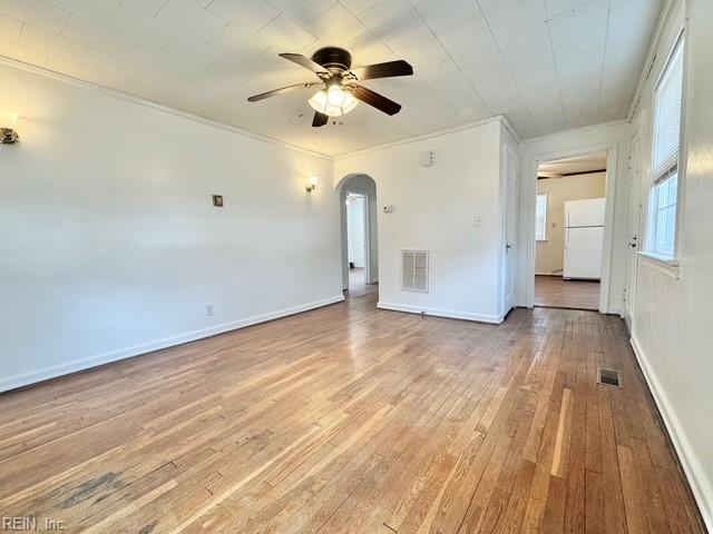 unfurnished room with ceiling fan, ornamental molding, and light hardwood / wood-style floors