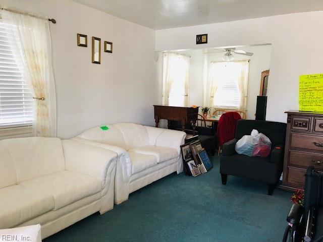 carpeted living room featuring ceiling fan