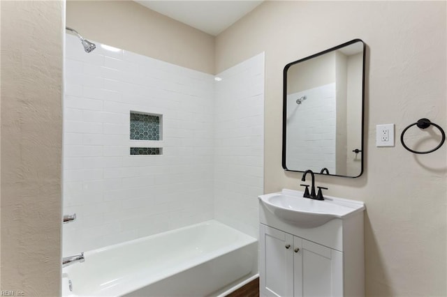 bathroom with vanity and tiled shower / bath