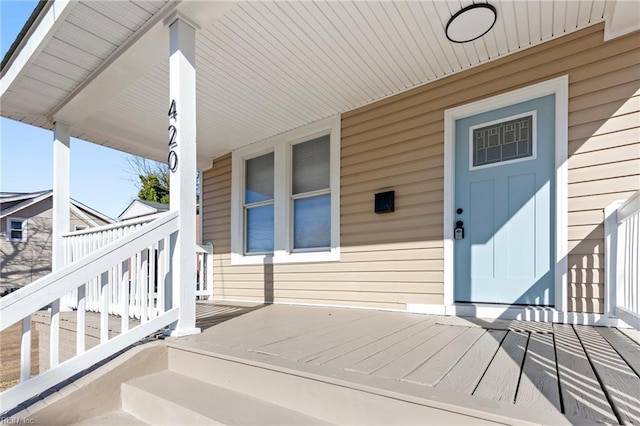 property entrance featuring a porch