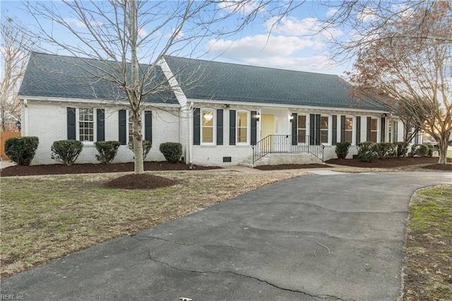 view of front of house with a front lawn