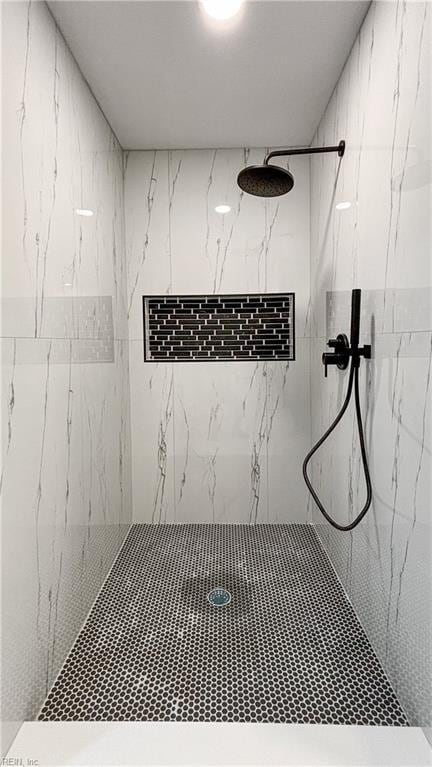 bathroom featuring tiled shower