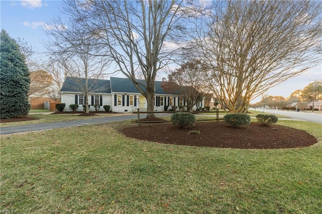 ranch-style home featuring a front lawn