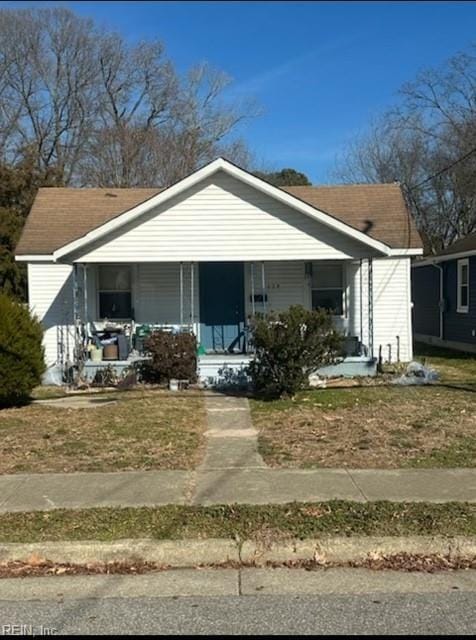 view of front facade featuring a front yard and a porch