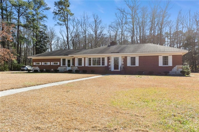 ranch-style home featuring a front lawn