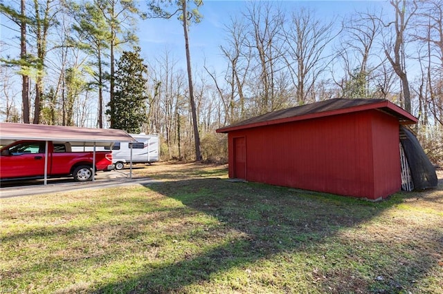 view of yard with an outdoor structure