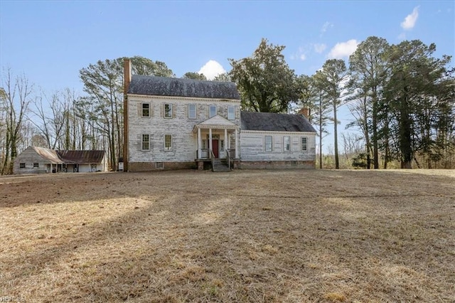 view of front of home featuring a front yard