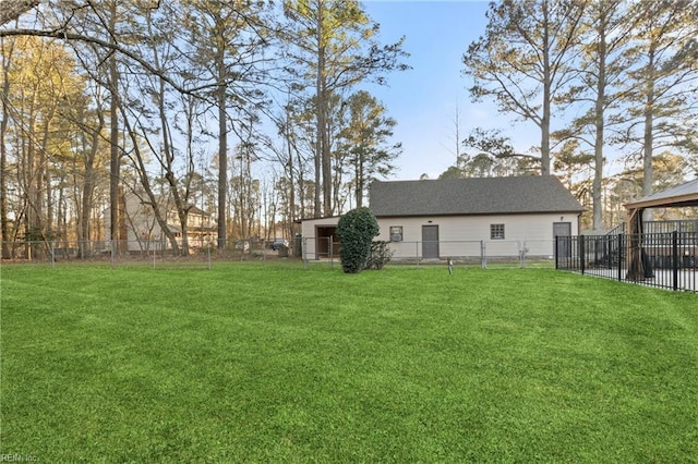 view of yard featuring an outdoor structure