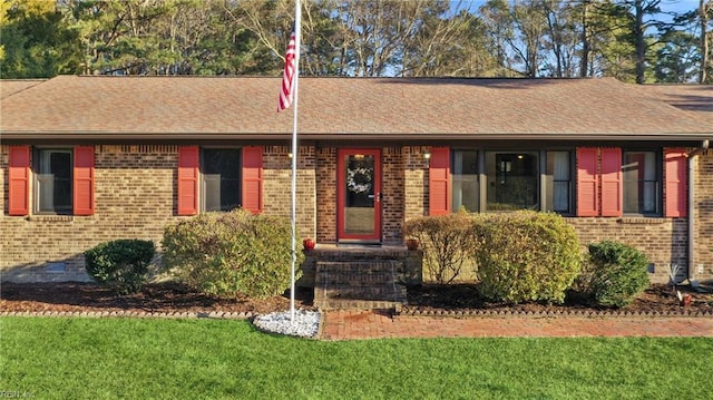 ranch-style house featuring a front yard