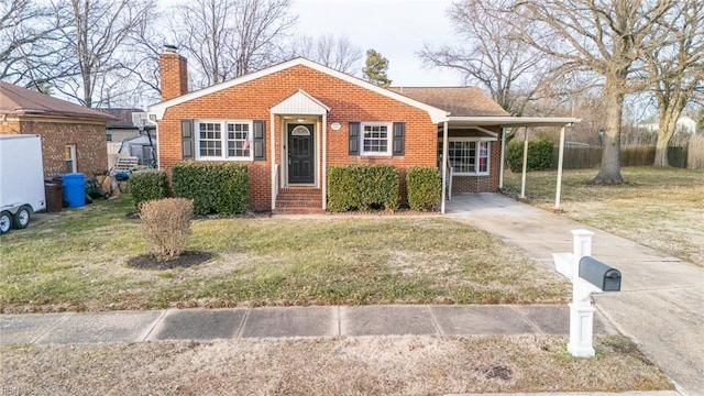 view of front of property featuring a front yard and a carport