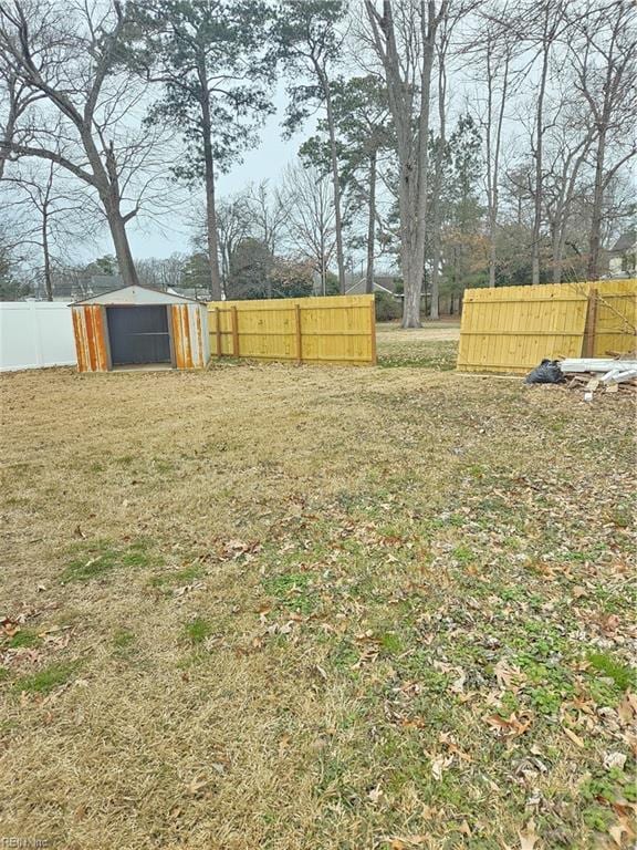 view of yard featuring an outdoor structure