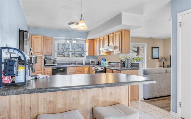 kitchen with stainless steel appliances, decorative light fixtures, kitchen peninsula, and light tile patterned floors