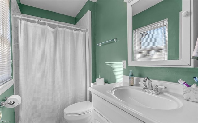 bathroom with a shower with curtain, vanity, and toilet