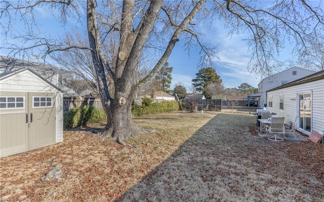 view of yard with a storage unit