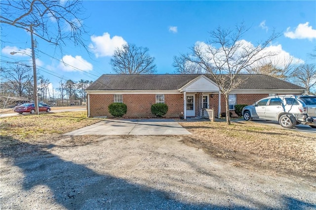 single story home featuring a front lawn