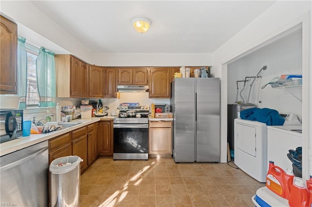 kitchen featuring sink, stainless steel appliances, and independent washer and dryer