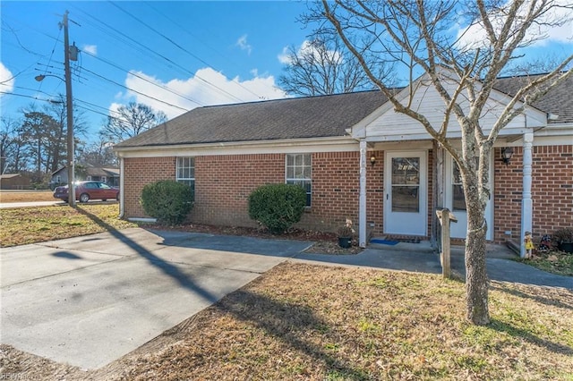 view of front of home featuring a front lawn