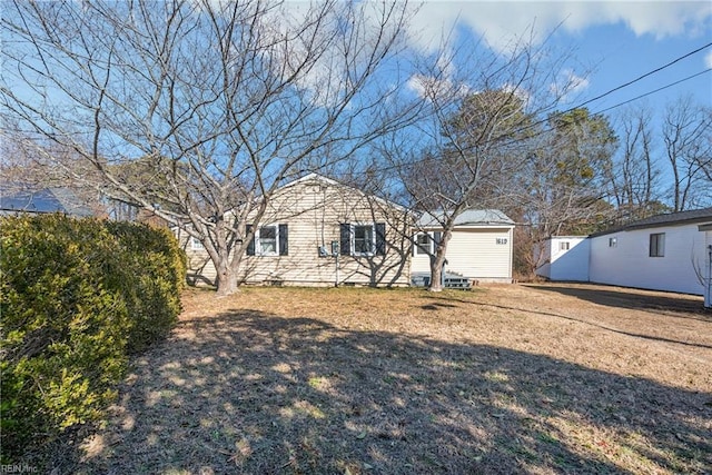 view of front facade featuring a front yard