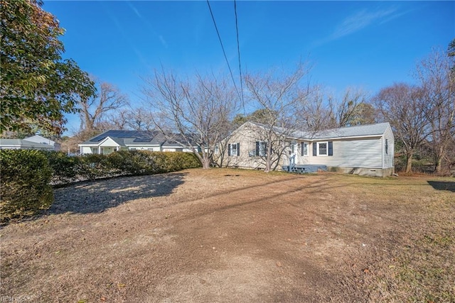 view of front of property with a front lawn