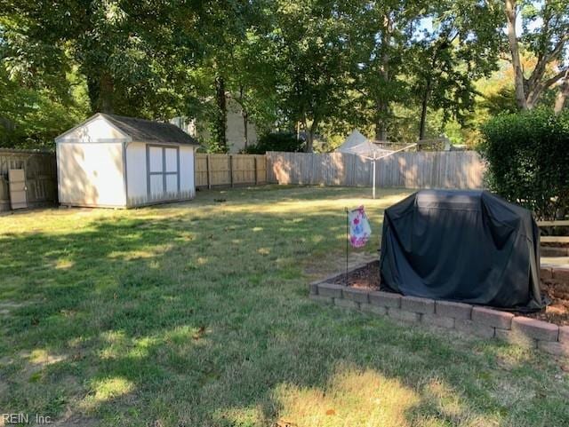 view of yard with a storage shed