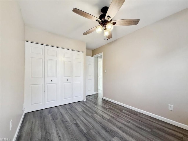 unfurnished bedroom featuring dark wood-type flooring, ceiling fan, and a closet