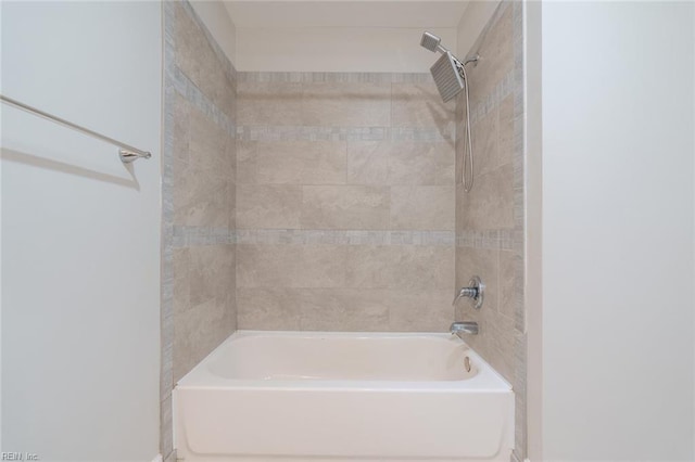 bathroom featuring tiled shower / bath