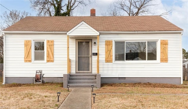 view of front of property with a front yard