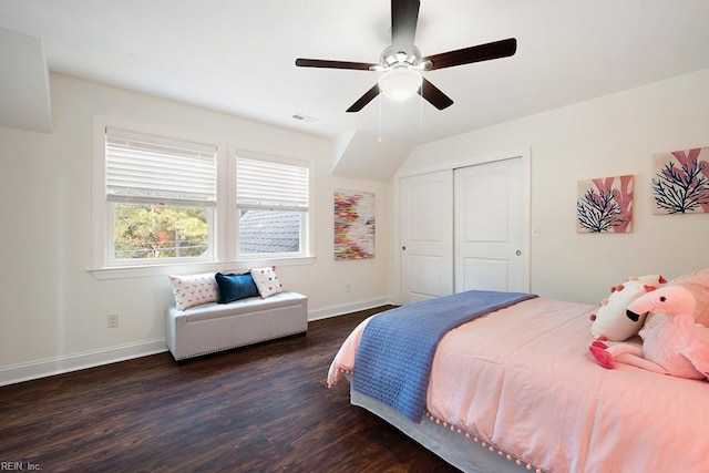 bedroom featuring dark wood-type flooring, ceiling fan, and a closet