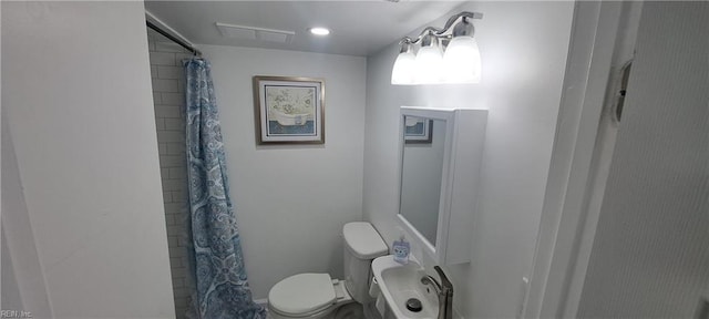 full bath featuring toilet, a shower with curtain, and visible vents