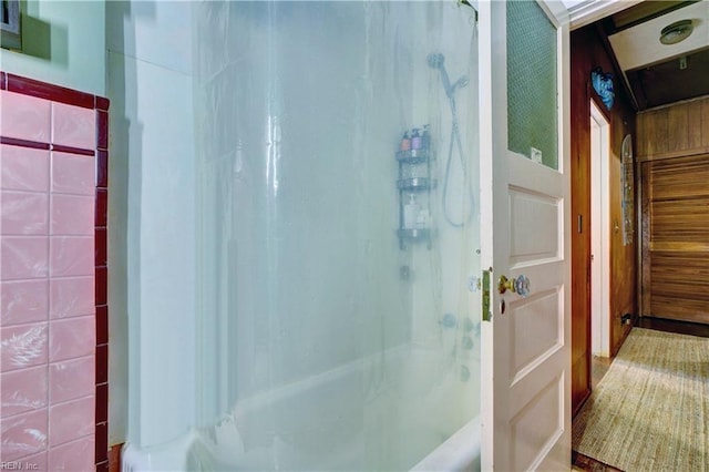 bathroom featuring tile walls