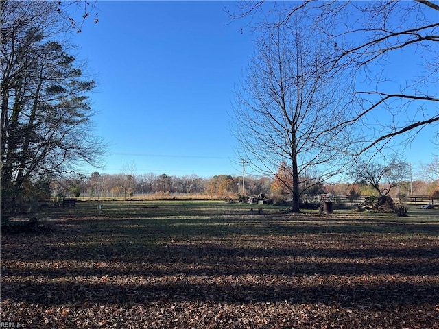 view of yard featuring a rural view