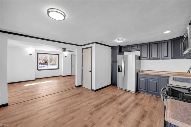 kitchen with gray cabinets, stainless steel appliances, light hardwood / wood-style floors, and ceiling fan