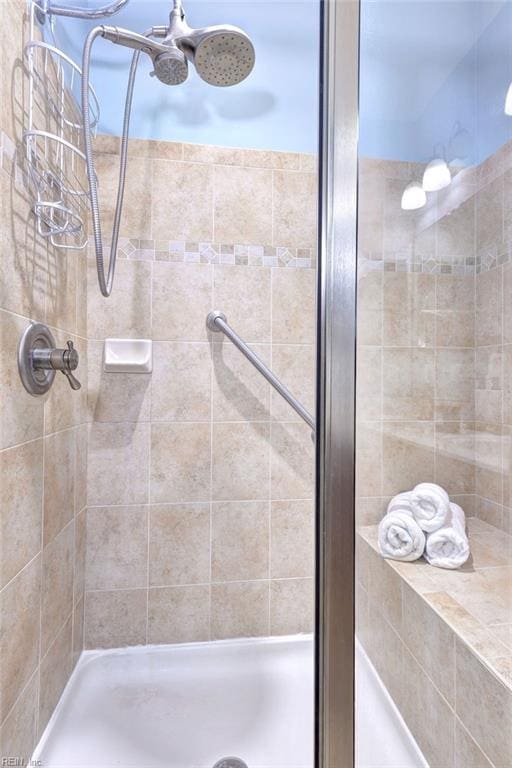 bathroom featuring tiled shower