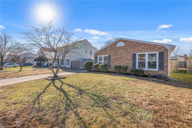 view of front of property featuring a front lawn